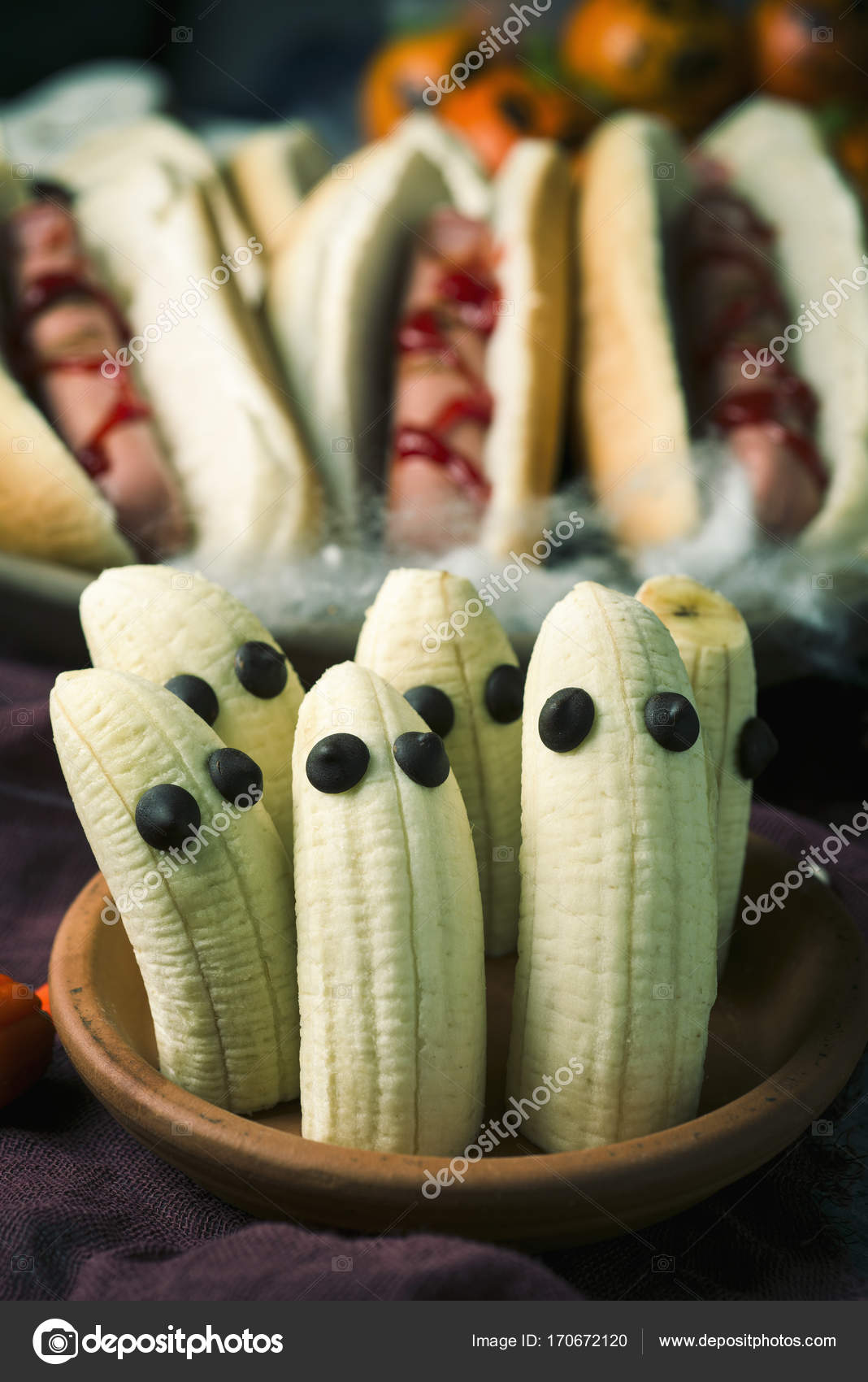 Comida divertida de Halloween en una mesa rústica — Foto de stock  #170672120 © nito103, image size:1068x1700