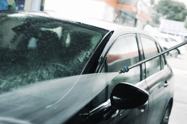 Jemand wäscht ein Auto in einer Autowaschanlage — Stockfoto