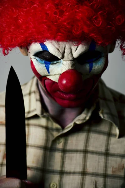 Страшный злой клоун с большим ножом — стоковое фото