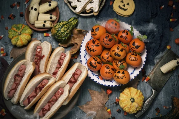 Comida divertida de Halloween en una mesa rústica — Foto de Stock