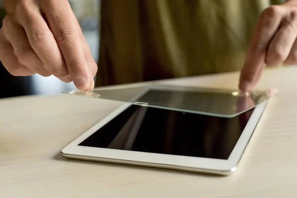 Man installing a screen protector in a tablet — Stock Photo, Image