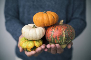 kabaklar onun elinde olan adam