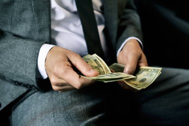 adam bir arabanın arkasında para sayma