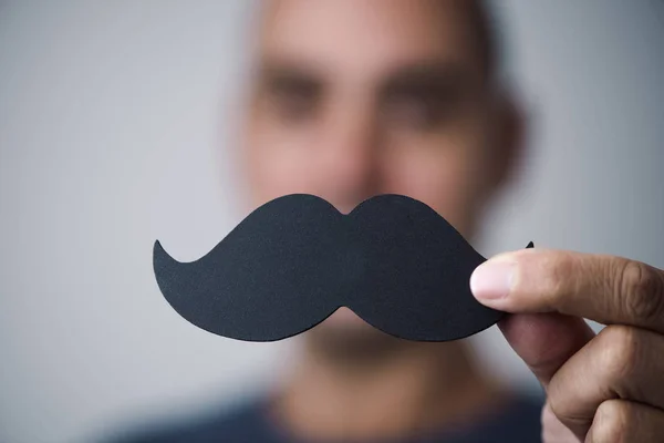 Joven con un bigote falso — Foto de Stock