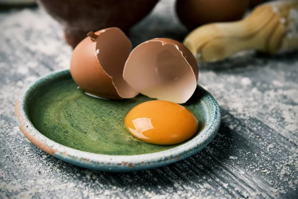 Яйцо, булавка и мука — стоковое фото