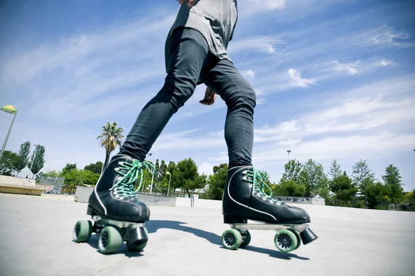 Joven patinaje sobre ruedas en un parque de skate —  Fotos de Stock