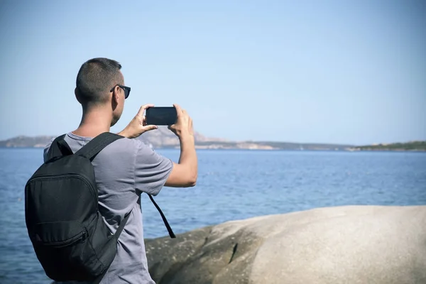 Ung man tar en bild i Sardinien, Italien — Stockfoto