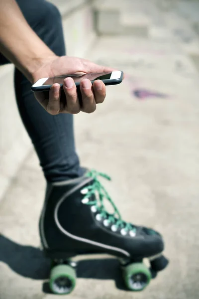 Roller skater man met zijn smartphone — Stockfoto