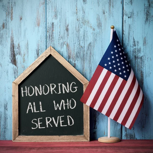 Texto homenageando todos que serviram e bandeira americana — Fotografia de Stock