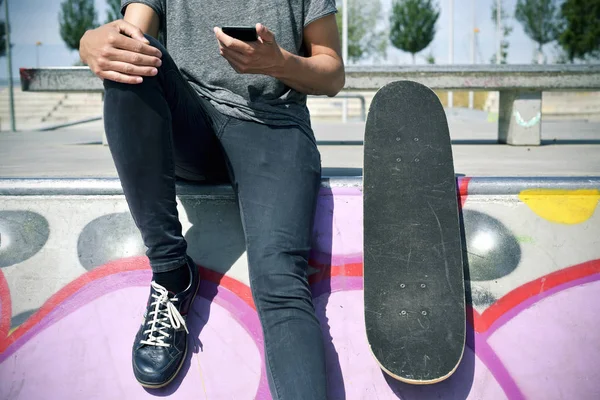 Bruslař člověka pomocí svého mobilního telefonu — Stock fotografie