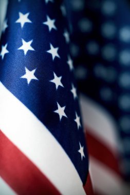 doğrultusunda Amerikan bayrakları