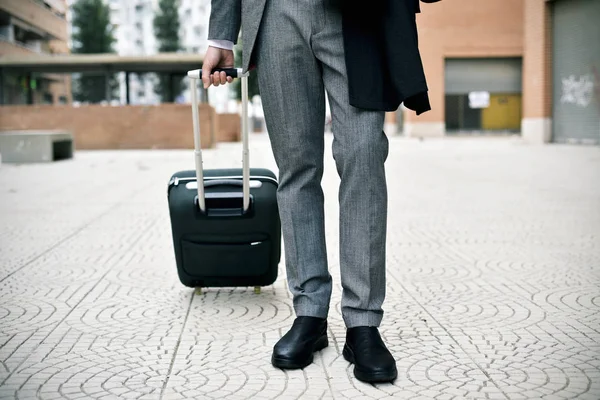 Hombre de negocios tirando de un maletín — Foto de Stock