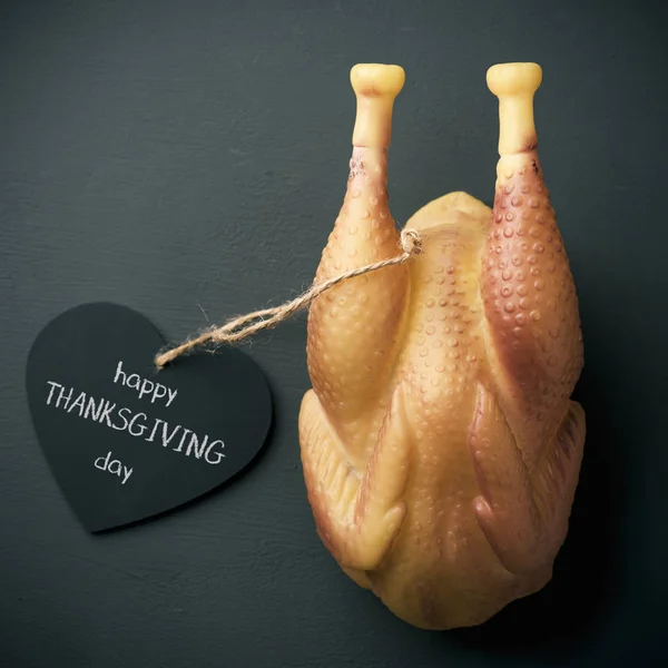 Grillat Turkiet och texten happy thanksgiving day — Stockfoto