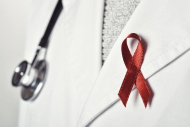 Doktor adam kırmızı kurdele ile