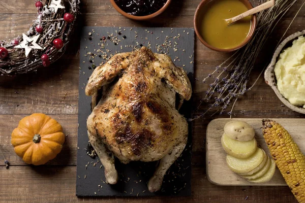 Tacchino arrosto su un tavolo di legno — Foto Stock