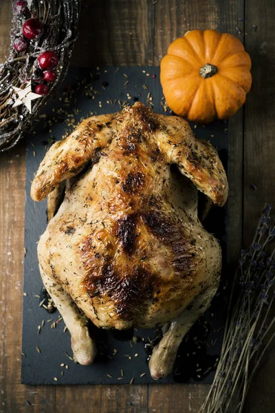 Tacchino arrosto su un tavolo di legno — Foto Stock