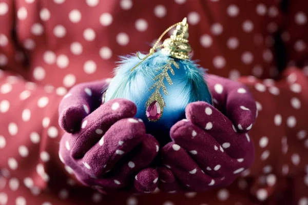 Süslü bir Noel top kadınla — Stok fotoğraf