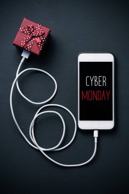 hediye ve metin mutlu siber Pazartesi bir smartphone içinde