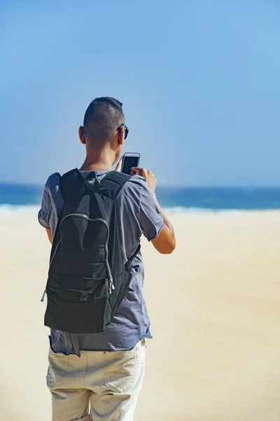 Young man using a smartphone outdoors — Stock Photo, Image