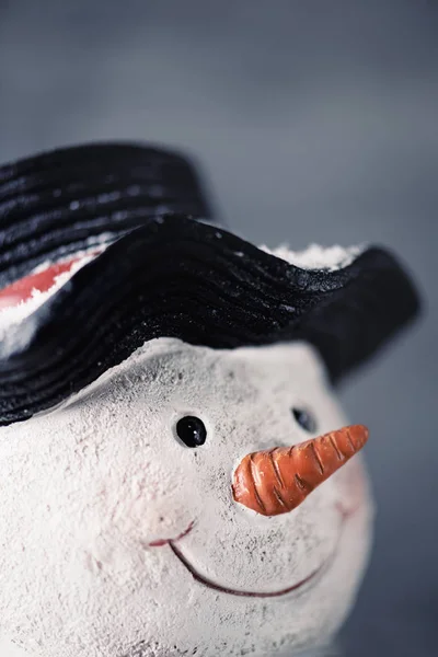 Boneco de neve polvilhado com flocos de neve — Fotografia de Stock