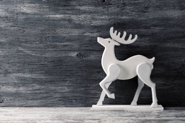 Beyaz ahşap Ren geyiği