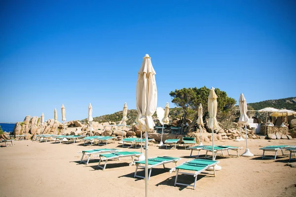Некоторые Шезлонги Зонтики Пляже Баха Сардиния Сардиния Италия — стоковое фото