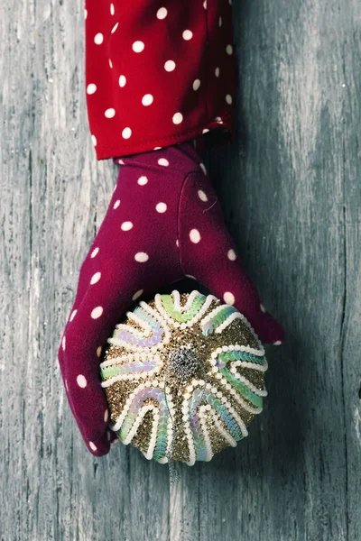 Vrouw met een versierd kerst bal — Stockfoto