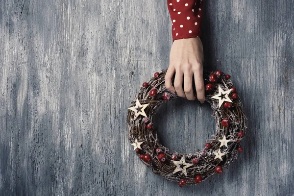 Mujer con una corona de Navidad — Foto de Stock