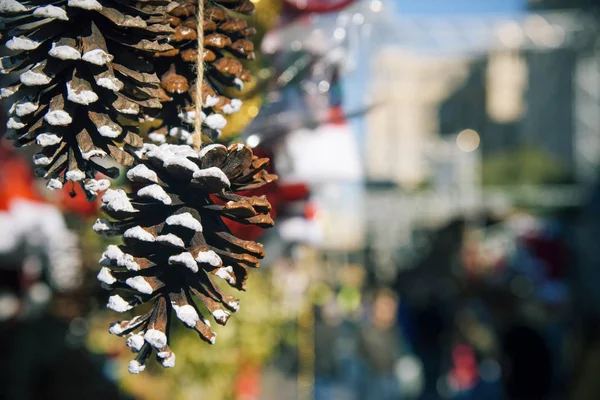 Dennenappels op verkoop in een kerstmarkt — Stockfoto