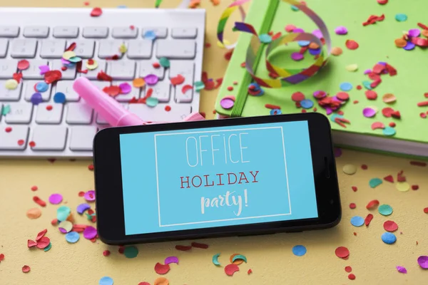 Праздничная вечеринка в офисе на смартфоне — стоковое фото