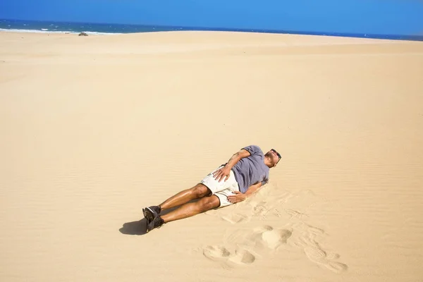 A fiatalember a dűnék, Fuerteventura, Spanyolország — Stock Fotó