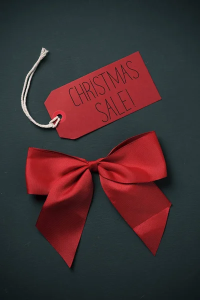 빨간 선물 활과 텍스트 chrismtas 판매 — 스톡 사진