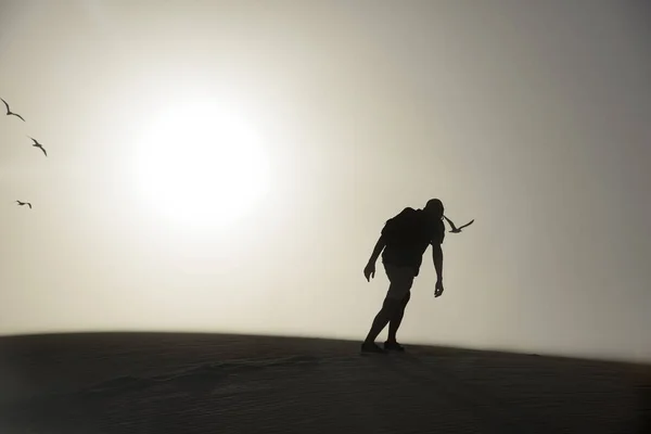 Joven con una mochila en el desierto —  Fotos de Stock
