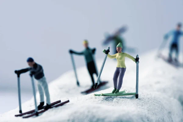 Miniatuur skiërs in een besneeuwde landschap — Stockfoto