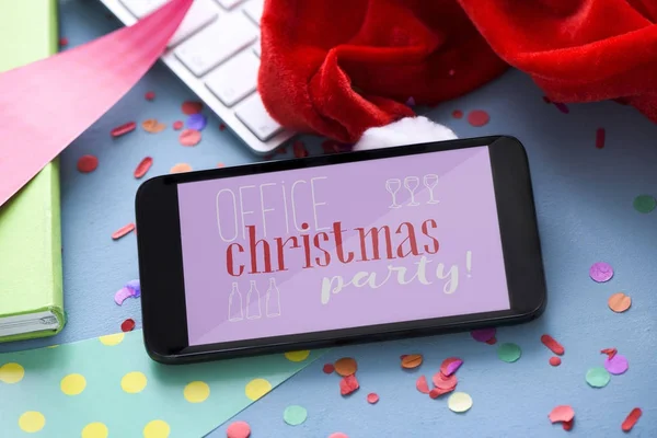 Festa di Natale in ufficio testo in uno smartphone — Foto Stock