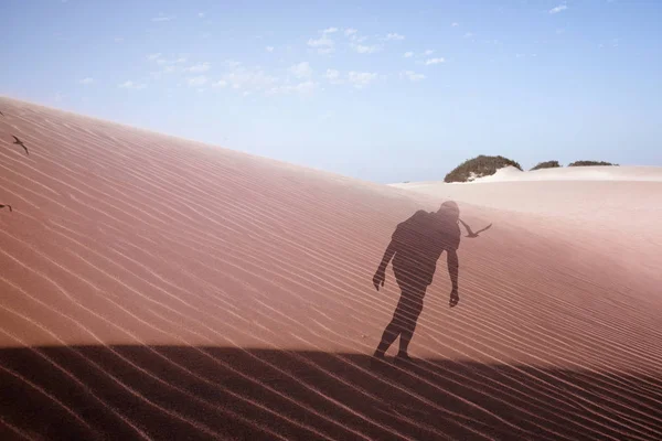Διπλή έκθεση ενός ανθρώπου στην έρημο — Φωτογραφία Αρχείου