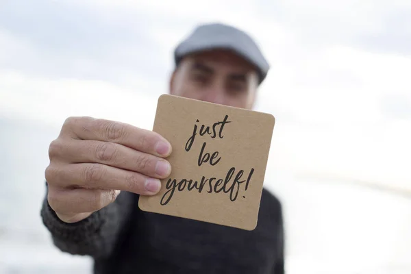 Hombre muestra letrero con el texto acaba de ser usted mismo — Foto de Stock