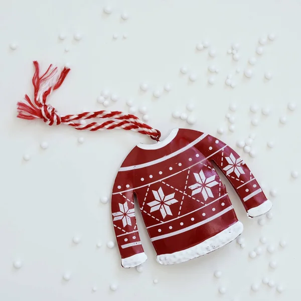 クリスマスの飾りと偽の雪 — ストック写真