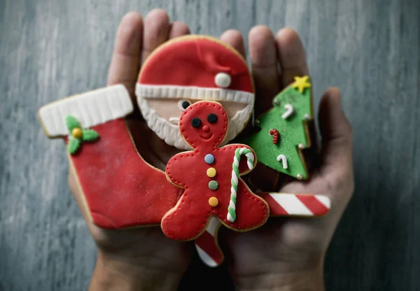 Άνθρωπος με χριστουγεννιάτικα μπισκότα στα χέρια του — Φωτογραφία Αρχείου
