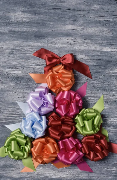 Schleifen aus Geschenkbändern formen einen Weihnachtsbaum — Stockfoto