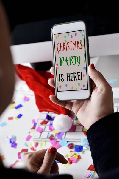 Text Weihnachtsfeier ist hier in einem Smartphone — Stockfoto