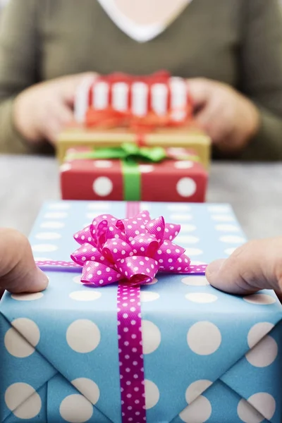 Vrouw en man uitwisselen van geschenken — Stockfoto