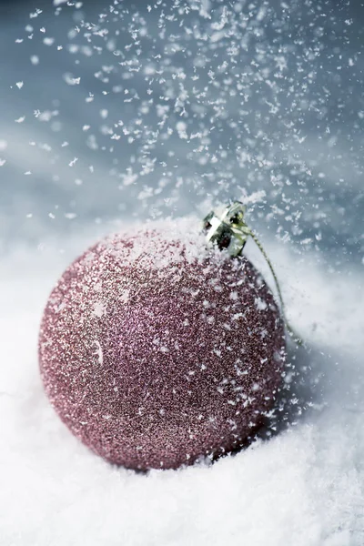 Jul boll på snön — Stockfoto