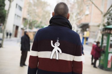 onun arkasına bir kağıt adamla genç adam