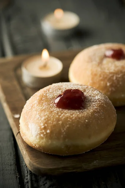Sufganiyot, 犹太甜甜圈吃在光明节 — 图库照片
