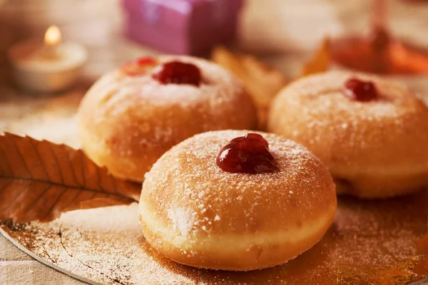 Sufganiyot, Jewish donuts eaten on Hanukkah — Stock Photo, Image
