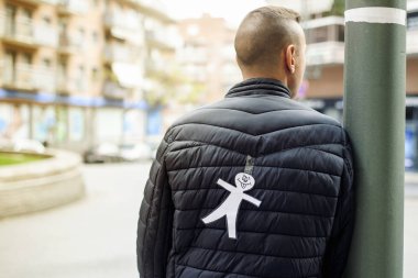 onun arkasına bir kağıt adamla genç adam
