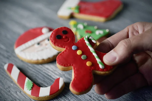 Hombre y galletas caseras de Navidad — Foto de Stock