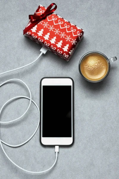 Смартфон и рождественский подарок — стоковое фото
