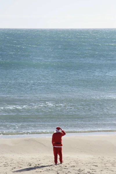 Święty Mikołaj na plaży — Zdjęcie stockowe